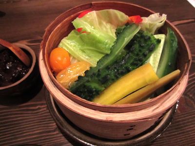 突き出しが、沖縄直送野菜の蒸し野菜！　あぶらみそなどを付けていただきます。